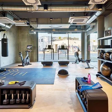 Moxy 3*